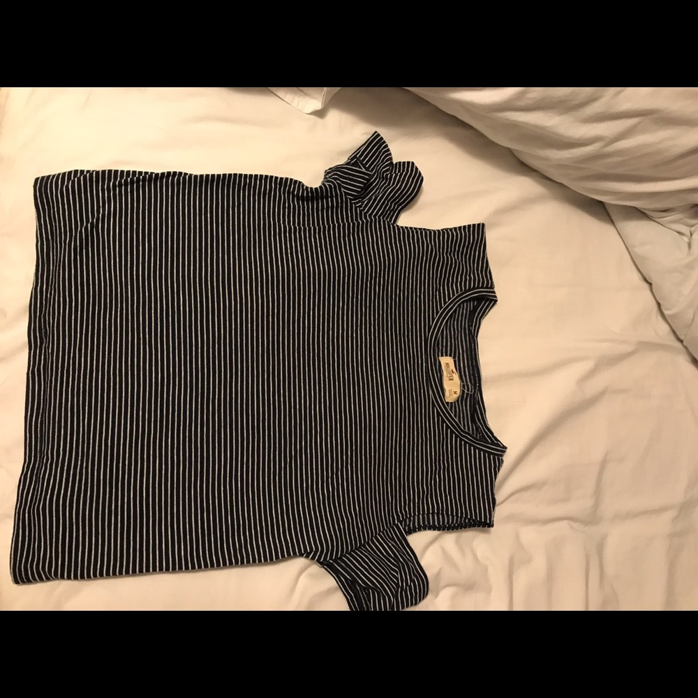 Crop top cut in shoulder